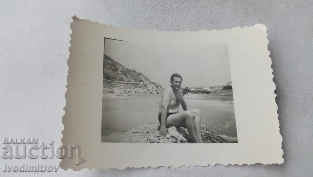 Fotografia unui om pe stâncile de pe plajă