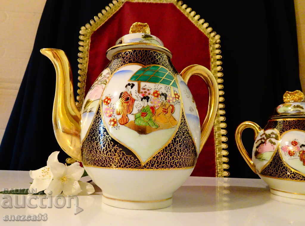 Jug Japanese porcelain Kutani, Meiji. Jug Japanese porcelain Kutani, Meiji.