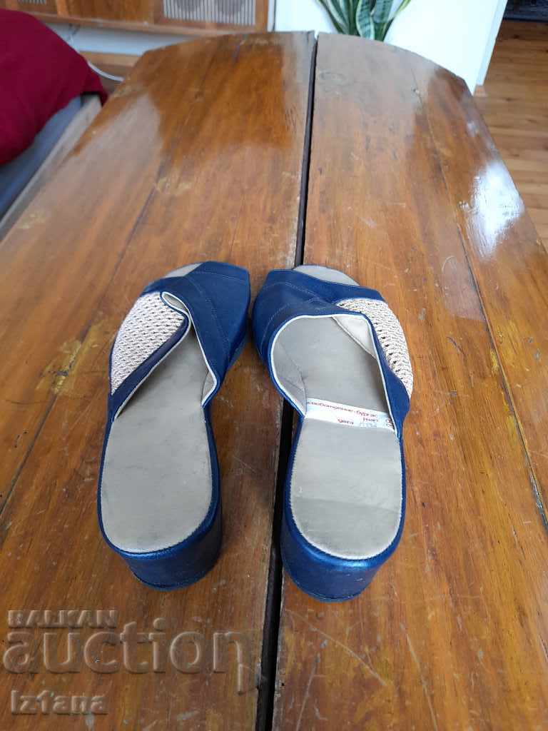 Licitație Papuci bătrâni