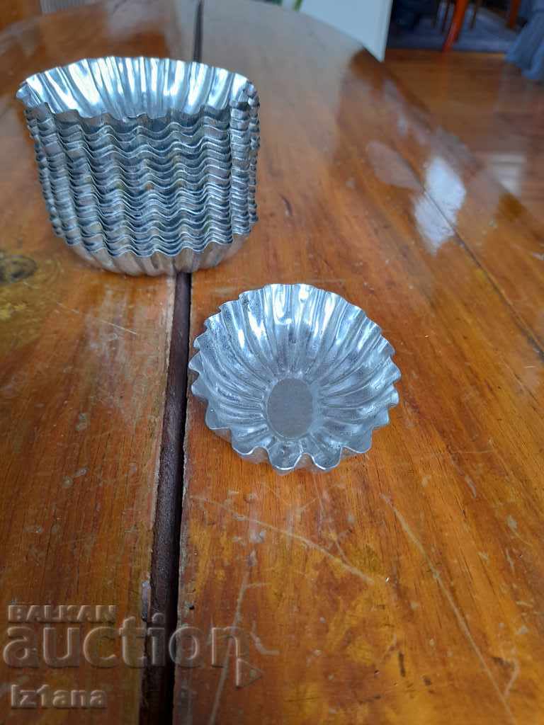 Auction  Old forms for sweets, muffins