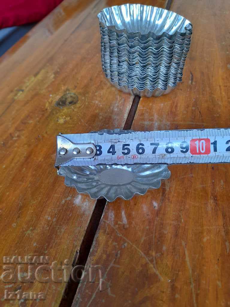 Delivery of Old forms for sweets, muffins