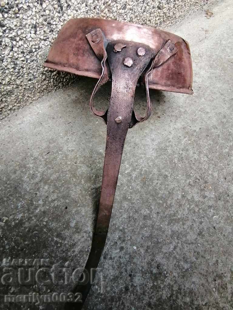 Auction An old copper pan, a baker, a tray, a copper pot Auction An old copper pan, a baker, a tray, a copper pot