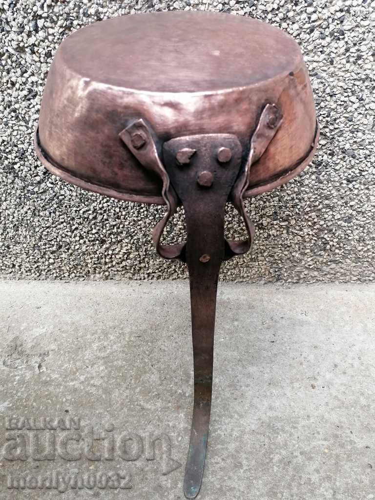 An old copper pan, a baker, a tray, a copper pot - 5 An old copper pan, a baker, a tray, a copper pot - 5