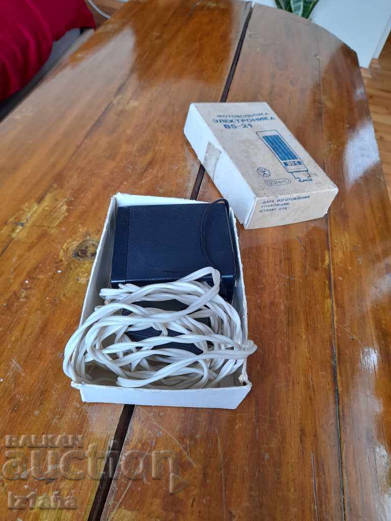 Vechi aparat de fotografiat cu bliț Electronică cu preț 18.00 BGN | € 9.20 Vechi aparat de fotografiat cu bliț Electronică cu preț 18.00 BGN | € 9.20