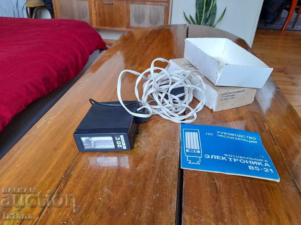 Licitație Vechi aparat de fotografiat cu bliț Electronică Licitație Vechi aparat de fotografiat cu bliț Electronică