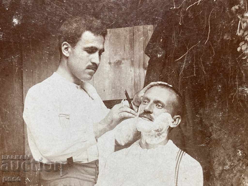 Παράδοση Ο πρώτος παγκόσμιος πόλεμος "κουρέας" Παράδοση Ο πρώτος παγκόσμιος πόλεμος "κουρέας"