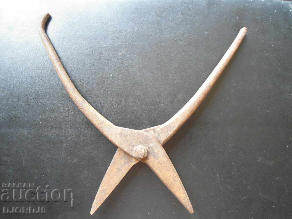 Old sheet metal scissors with price 7.00 BGN | € 3.58 Old sheet metal scissors with price 7.00 BGN | € 3.58