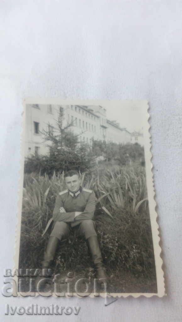 Снимка Плевенъ Подпоручикъ седнал на тревата 1943