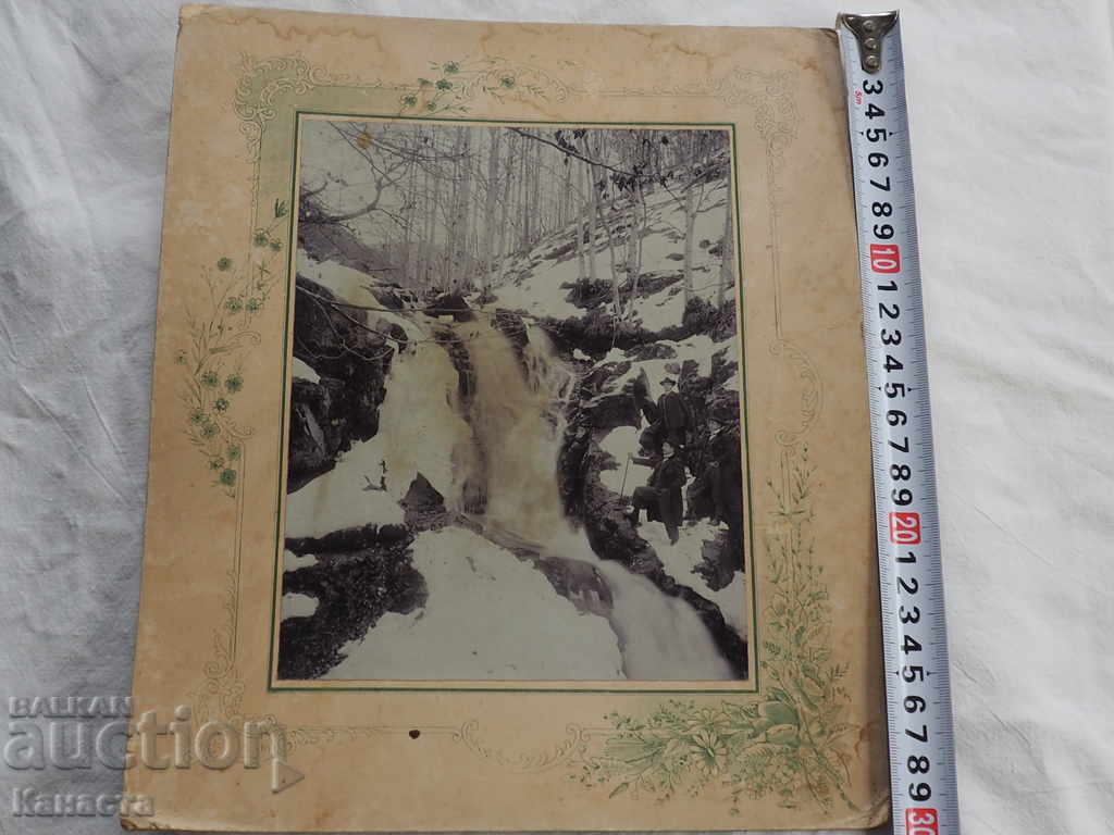 Снимка картон Младежи при водопад