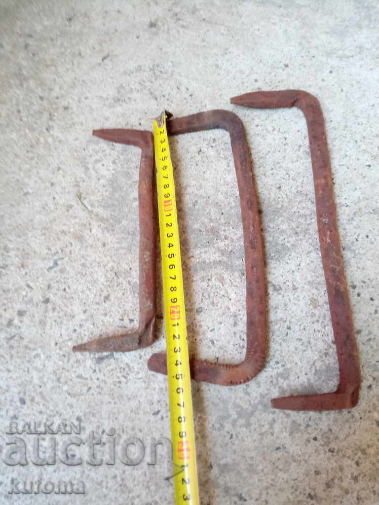 Auction  Old brackets for beams