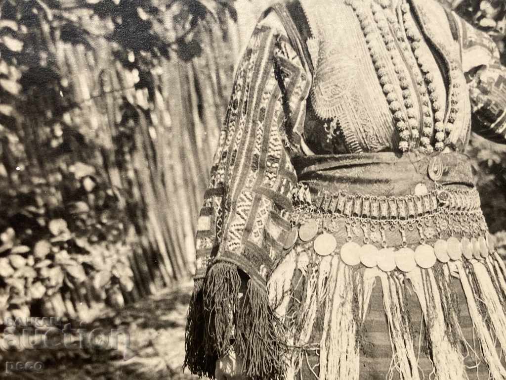 Femeie în costum macedonean fotografie veche cu preț 30.00 BGN | € 15.34 Femeie în costum macedonean fotografie veche cu preț 30.00 BGN | € 15.34