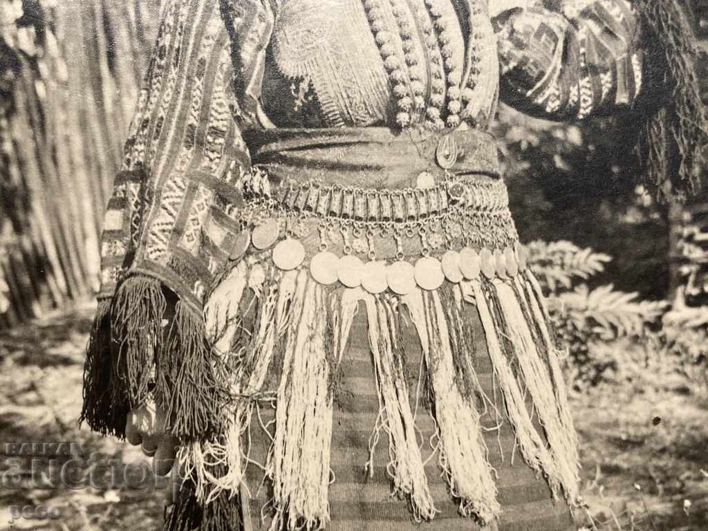 Licitație Femeie în costum macedonean fotografie veche Licitație Femeie în costum macedonean fotografie veche