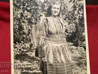 Γυναίκα στην παλαιά φωτογραφία κοστουμιών της πΓΔΜ