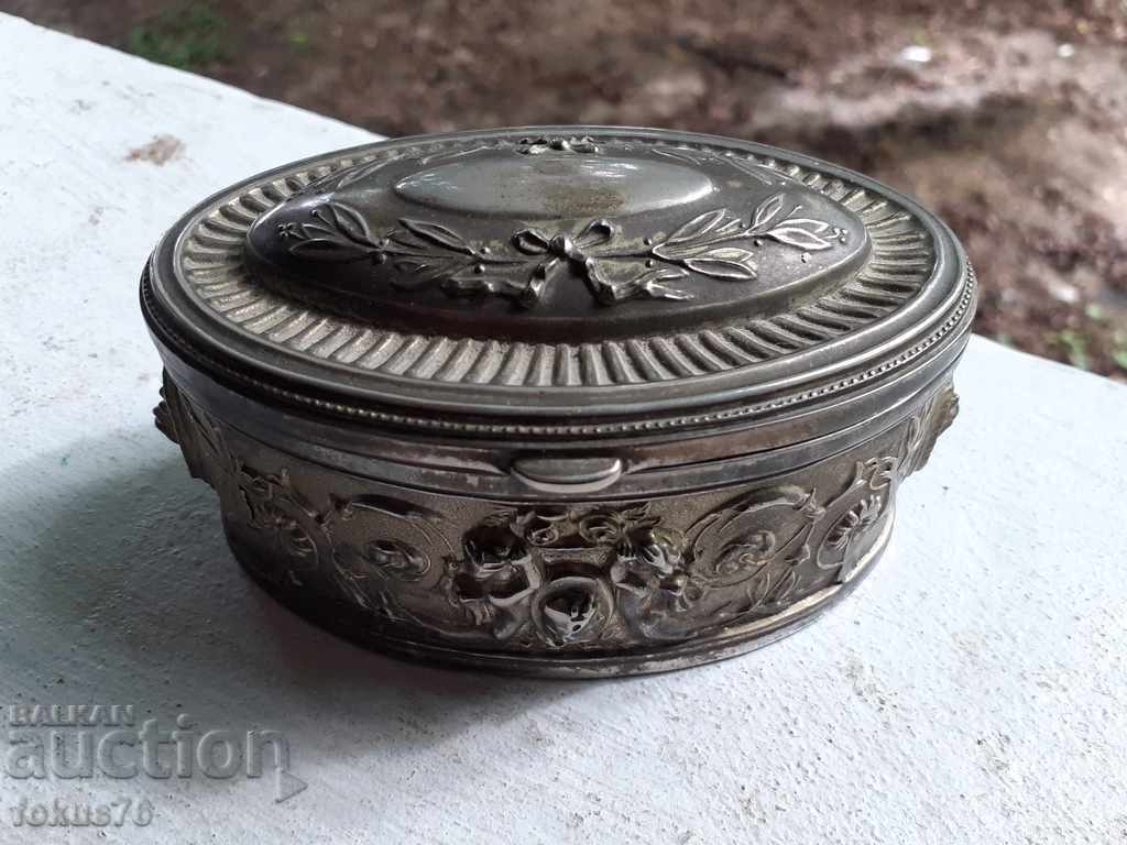 Аукцион Страхотна метална кутия за бижута Аукцион Страхотна метална кутия за бижута