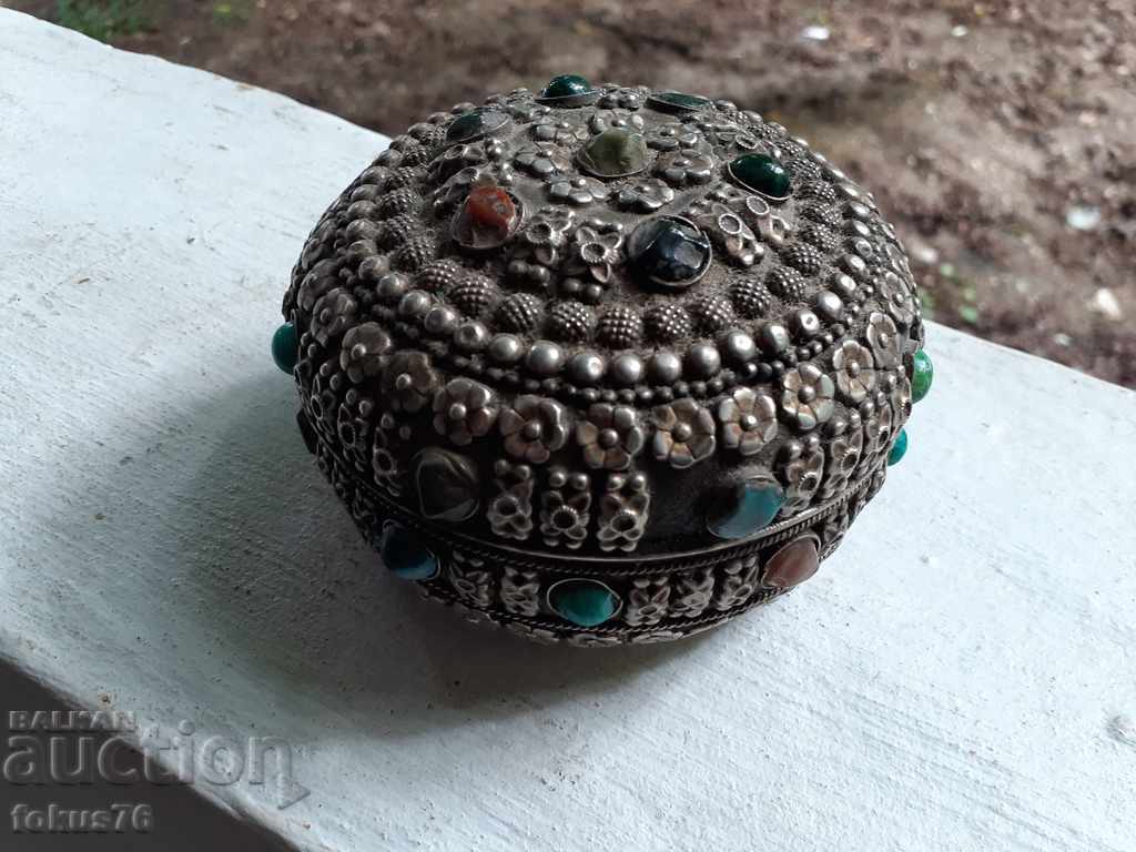 Licitație Cutie metalică excelentă pentru pietre de bijuterii Licitație Cutie metalică excelentă pentru pietre de bijuterii