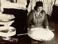 Făcând plăcintă Karlovo fotografie veche
