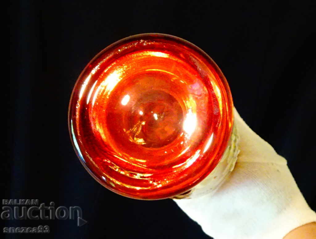 Delivery of Bohemia crystal vase, gold. Delivery of Bohemia crystal vase, gold.