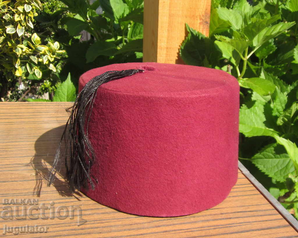 Perfectă fes autentică veche de bărbat cu preț € 23.01 | 45.00 BGN Perfectă fes autentică veche de bărbat cu preț € 23.01 | 45.00 BGN