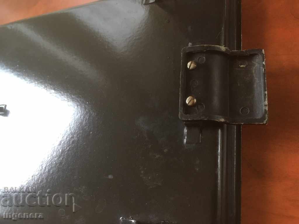 ENAMELED TRAY WITH HANDLE AND FEET - 6 ENAMELED TRAY WITH HANDLE AND FEET - 6