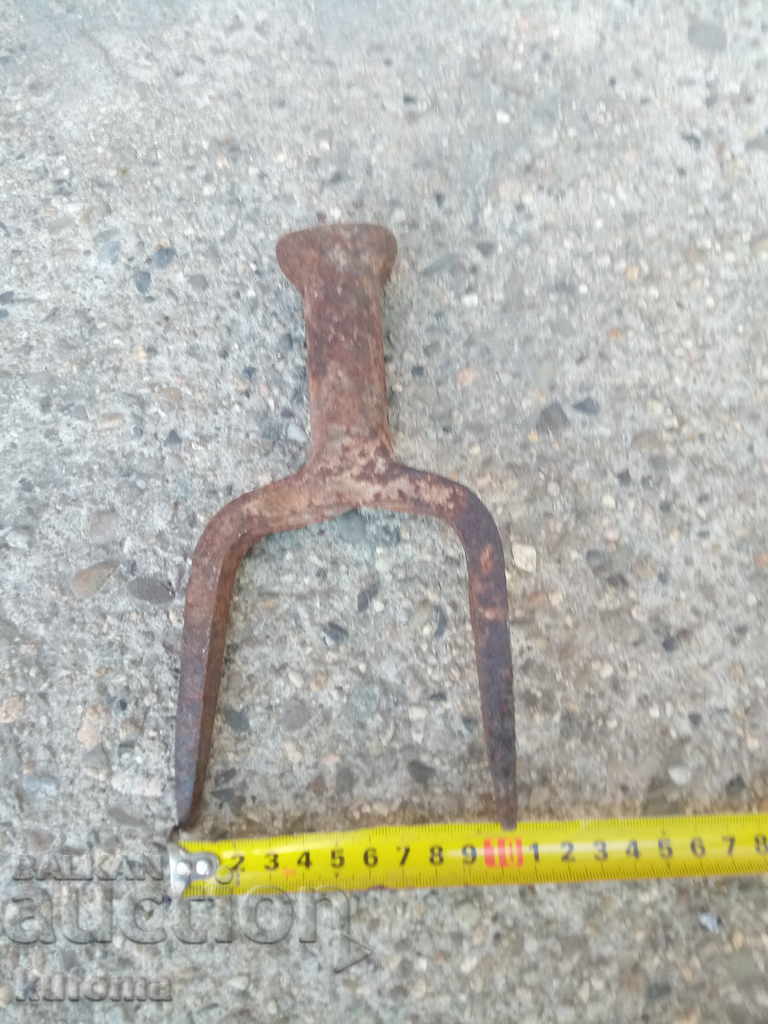 Auction  An old anvil for hair peeling