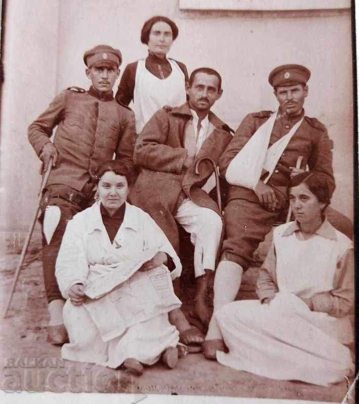 WOUNDED SOLDIERS SISTERS FIRST WORLD WAR PICTURE PHOTO with price 25.00 BGN | € 12.78