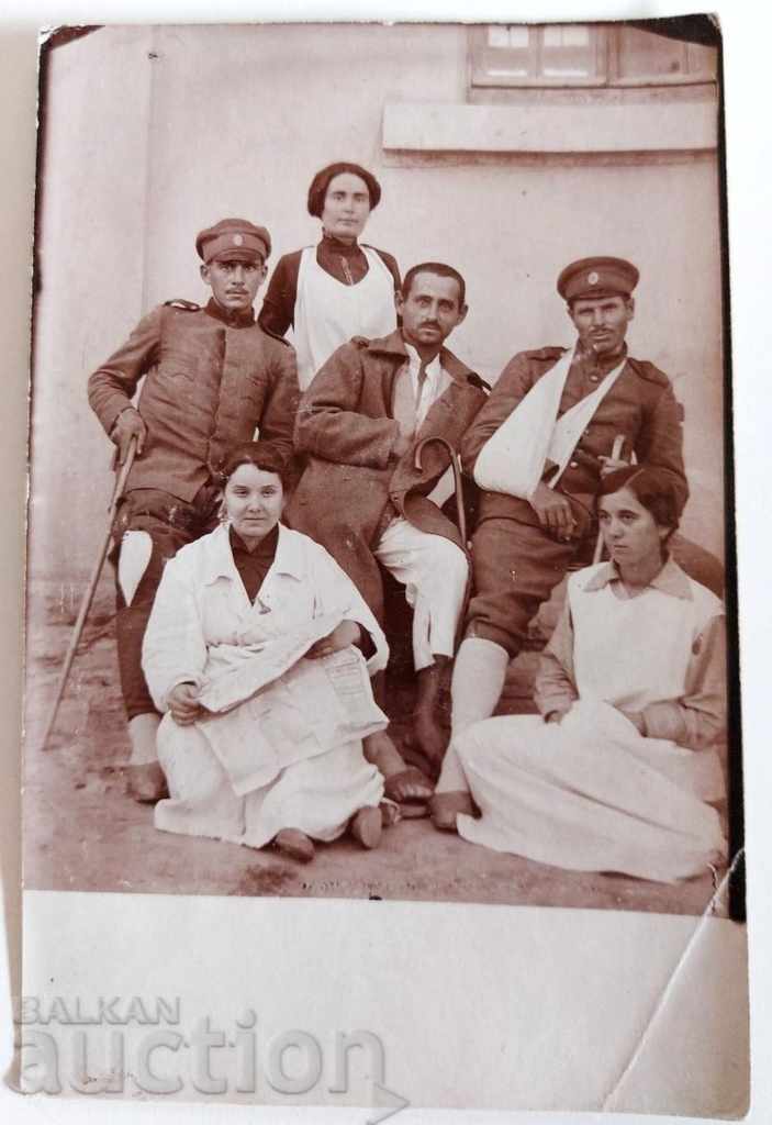 Auction  WOUNDED SOLDIERS SISTERS FIRST WORLD WAR PICTURE PHOTO