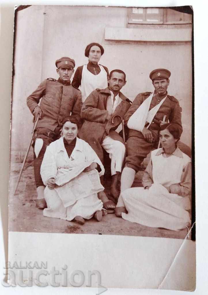 Delivery of WOUNDED SOLDIERS SISTERS FIRST WORLD WAR PICTURE PHOTO