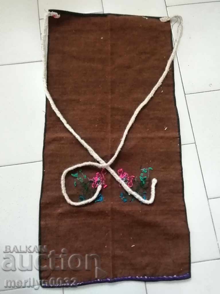Licitație Șorț vechi țesut manual cu broderie, costum