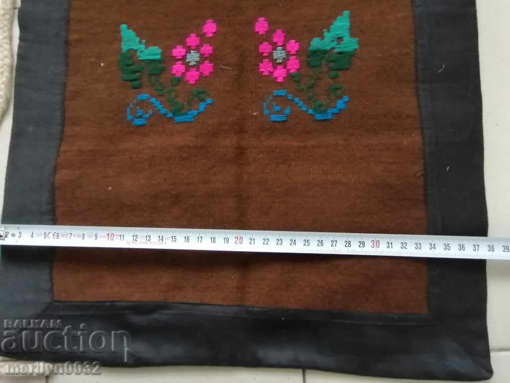Livrarea Șorț vechi țesut manual cu broderie, costum