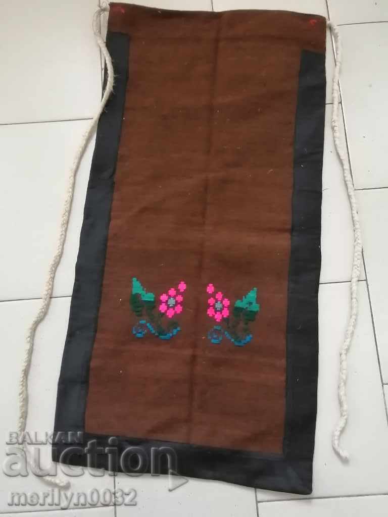 Șorț vechi țesut manual cu broderie, costum
