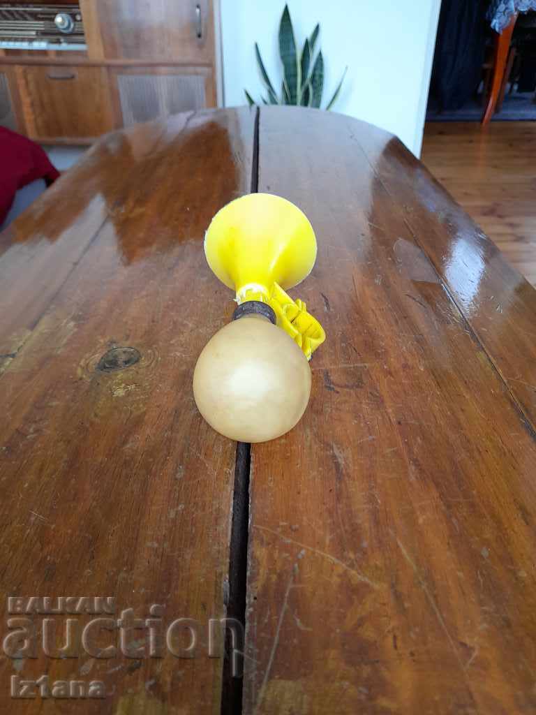 Delivery of Old horn for children's bicycle, wheel