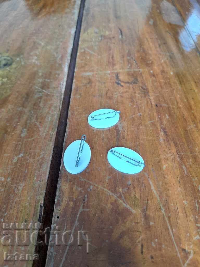 Veche insignă D cu preț 5.00 BGN | € 2.56 Veche insignă D cu preț 5.00 BGN | € 2.56