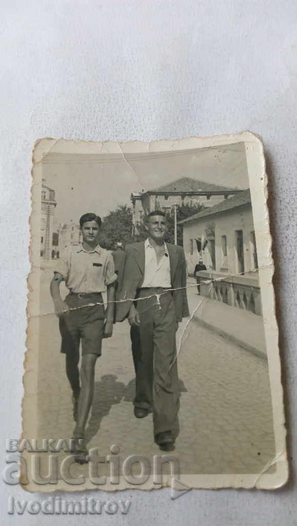 Fotografie Haskovo Doi bărbați care merg pe strada principală din 1943