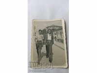Снимка Хасково Двама мъже на разходка по главната улица 1943
