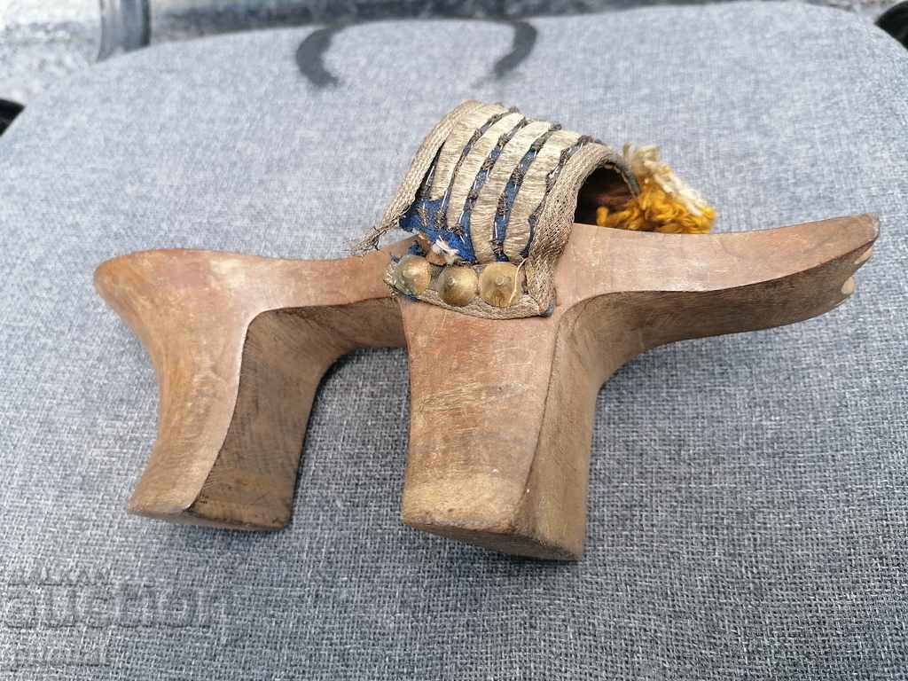 Licitație Sabot ritual din lemn, secolele XVIII-XIX