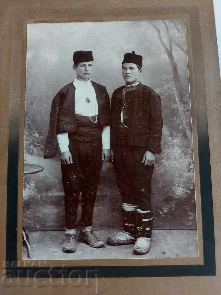 Sfârșitul secolului al XIX-lea POTURI HAT CARRIER cu preț 65.00 BGN | € 33.23 Sfârșitul secolului al XIX-lea POTURI HAT CARRIER cu preț 65.00 BGN | € 33.23