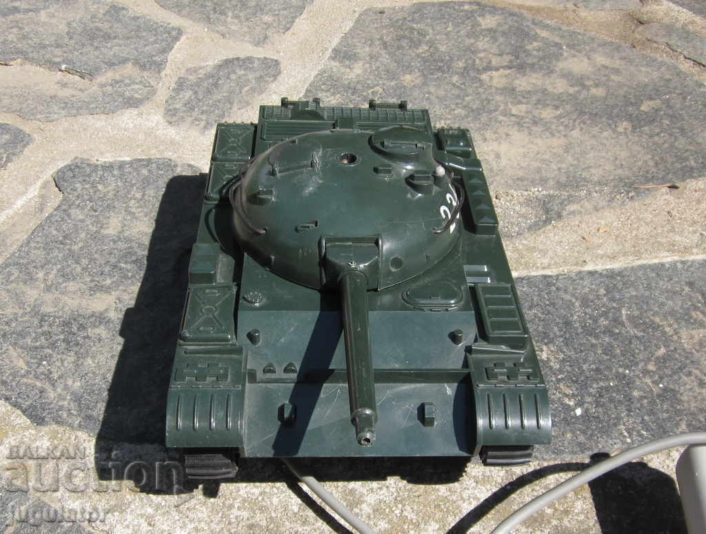 Παράδοση μεγάλη παλιά πλαστική στρατιωτική δεξαμενή παιχνιδιών με μπαταρίες Παράδοση μεγάλη παλιά πλαστική στρατιωτική δεξαμενή παιχνιδιών με μπαταρίες