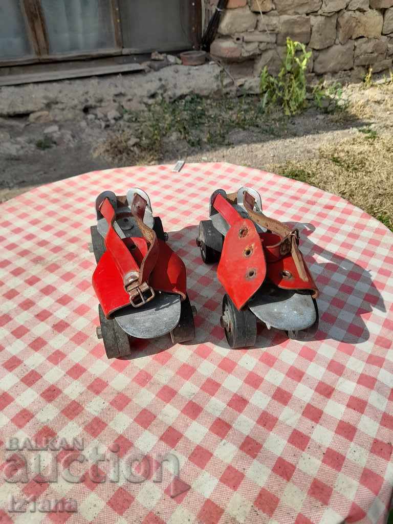 Стари ролкови кънки с цена 15.00 лв. | € 7.67 Стари ролкови кънки с цена 15.00 лв. | € 7.67