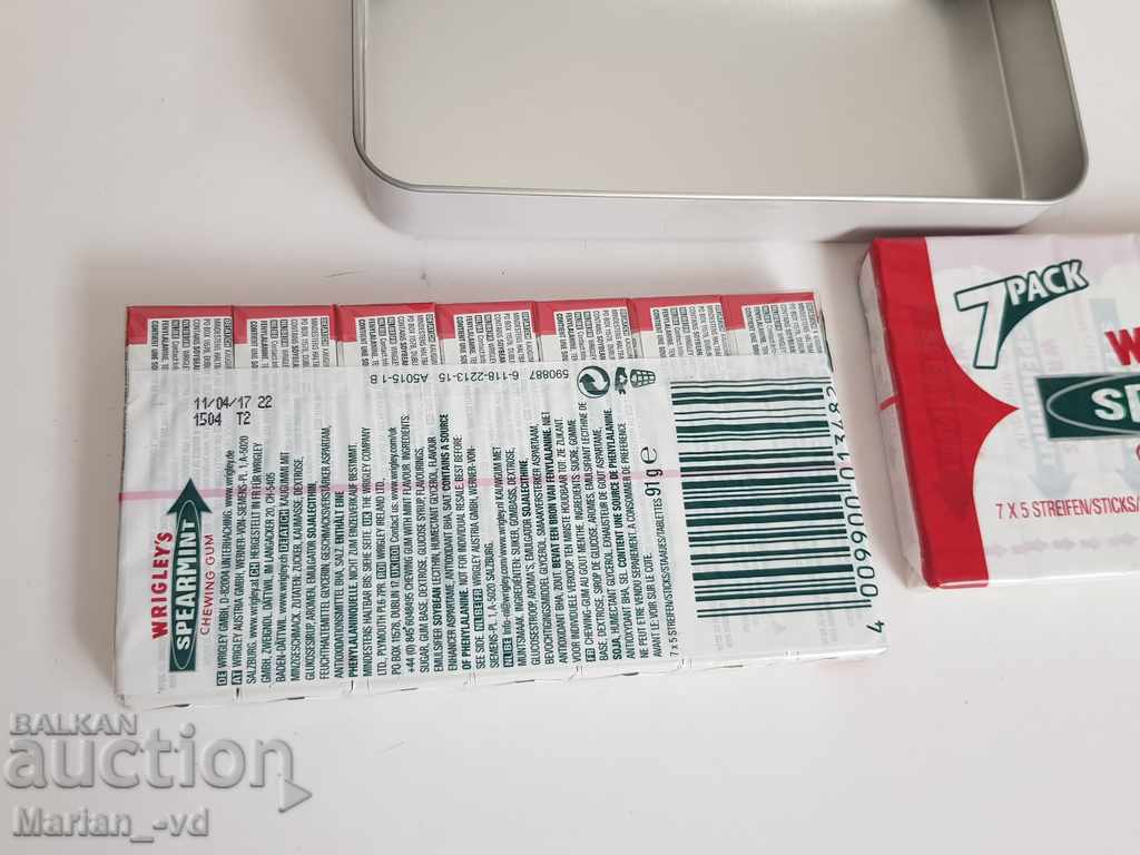 Delivery of Collectible chewing gum with a metal box Delivery of Collectible chewing gum with a metal box