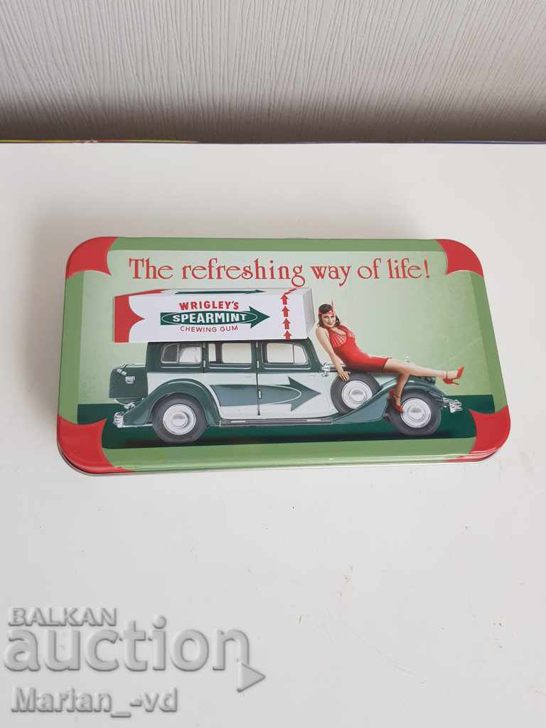 Collectible chewing gum with a metal box