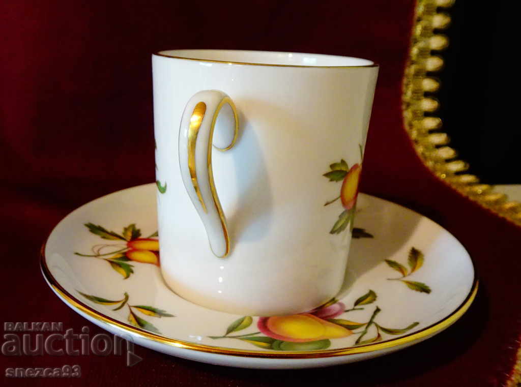 Auction Cup and saucer, English porcelain, gold. Auction Cup and saucer, English porcelain, gold.