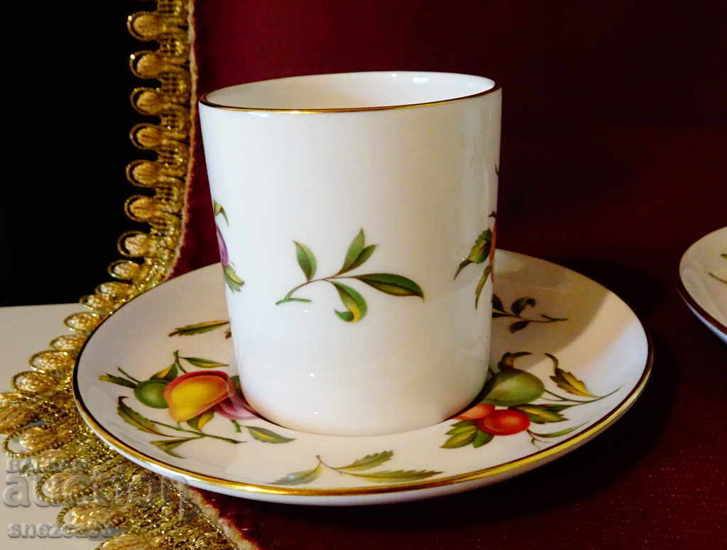 Delivery of Cup and saucer, English porcelain, gold. Delivery of Cup and saucer, English porcelain, gold.