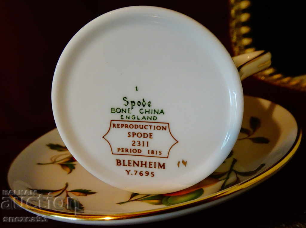 Cup and saucer, English porcelain, gold. - 5 Cup and saucer, English porcelain, gold. - 5