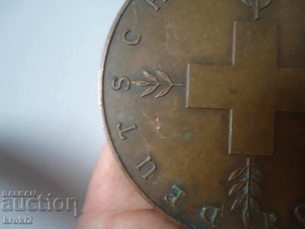 Livrarea Placă retro cu medalie de bronz veche Crucea Roșie Livrarea Placă retro cu medalie de bronz veche Crucea Roșie