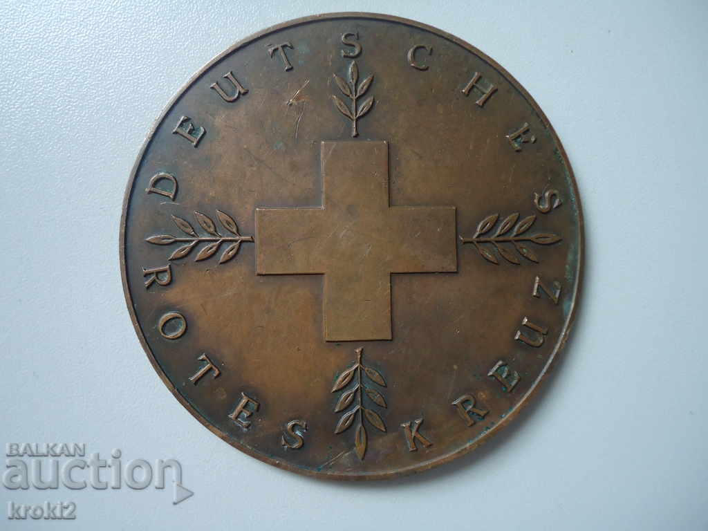 Placă retro cu medalie de bronz veche Crucea Roșie Placă retro cu medalie de bronz veche Crucea Roșie