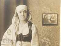 Мома с носия Красива Дебърска кърпа Фото Йосифов Варна