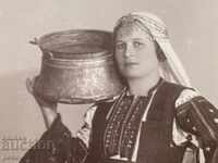 Femeie în costum macedonean Bijuterii Cazan de cupru Pafti