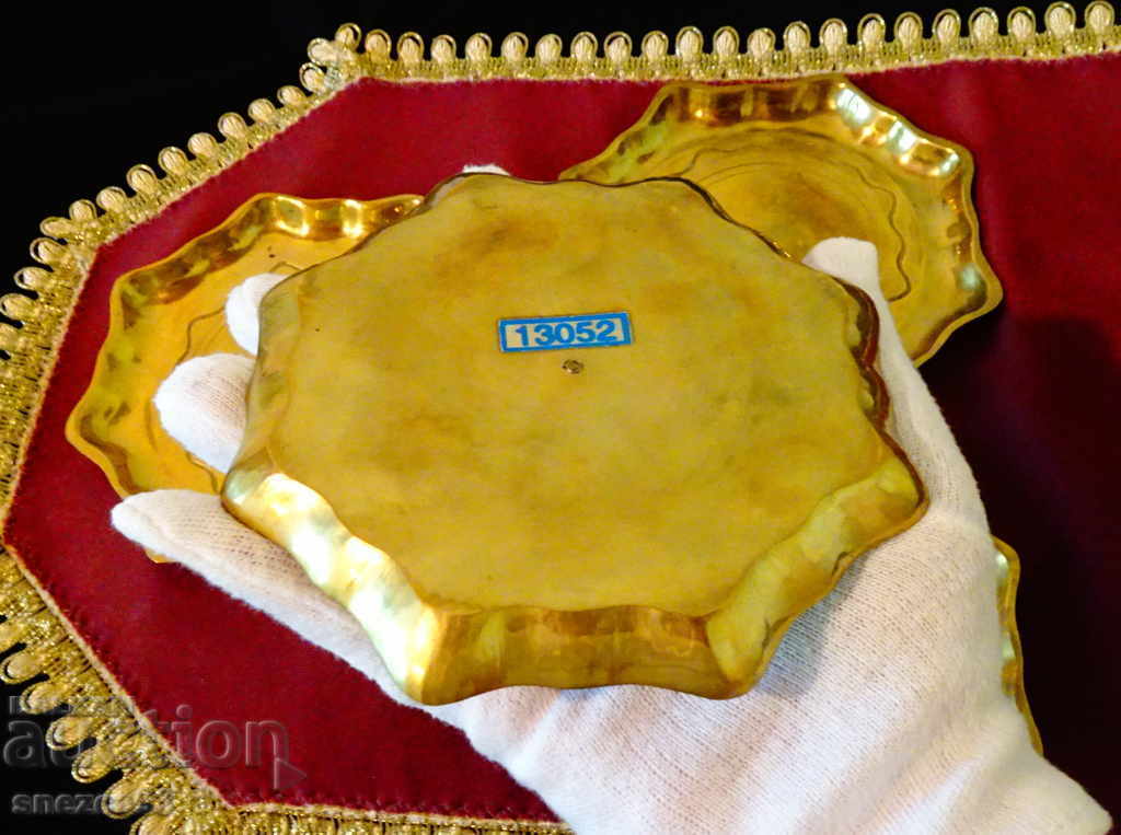 Auction Solid bronze plates 14 cm. Auction Solid bronze plates 14 cm.