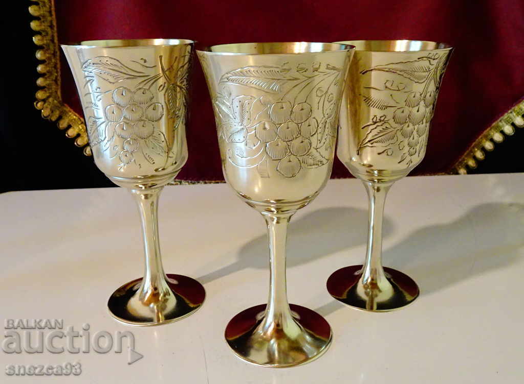 Delivery of Bronze wine cups, vines and grapes Delivery of Bronze wine cups, vines and grapes