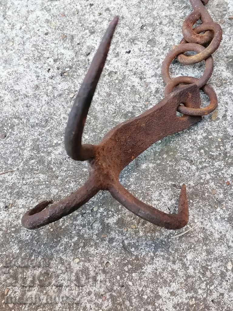 Licitație Un cârlig de forjare antic, triplă ham Licitație Un cârlig de forjare antic, triplă ham